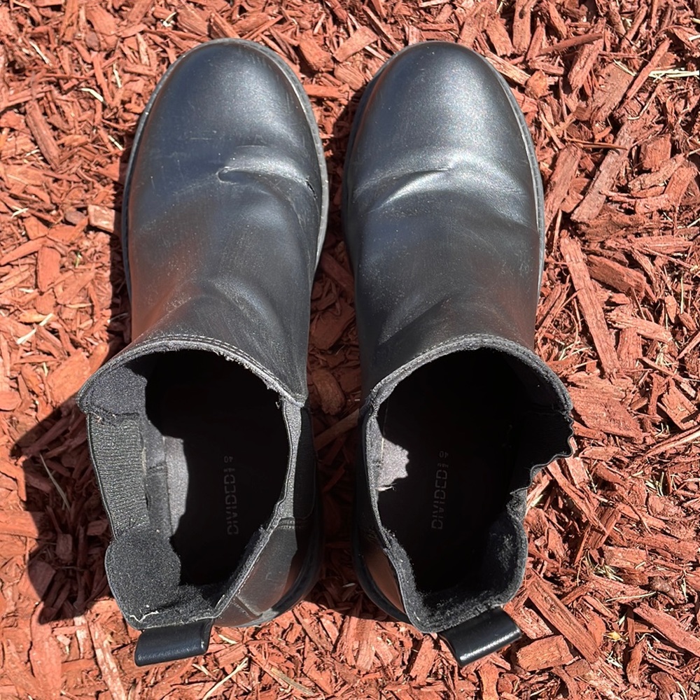 Divided boots
